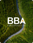 Logo de BBA logística en blanco con fondo carretera en zona verde 