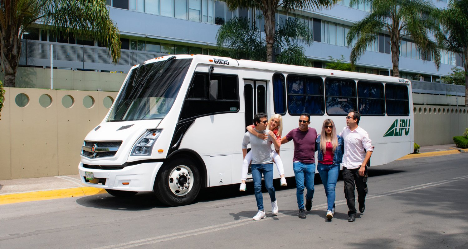 Grupo de amigos tomando el servicio de transporte para eventos de LiPU