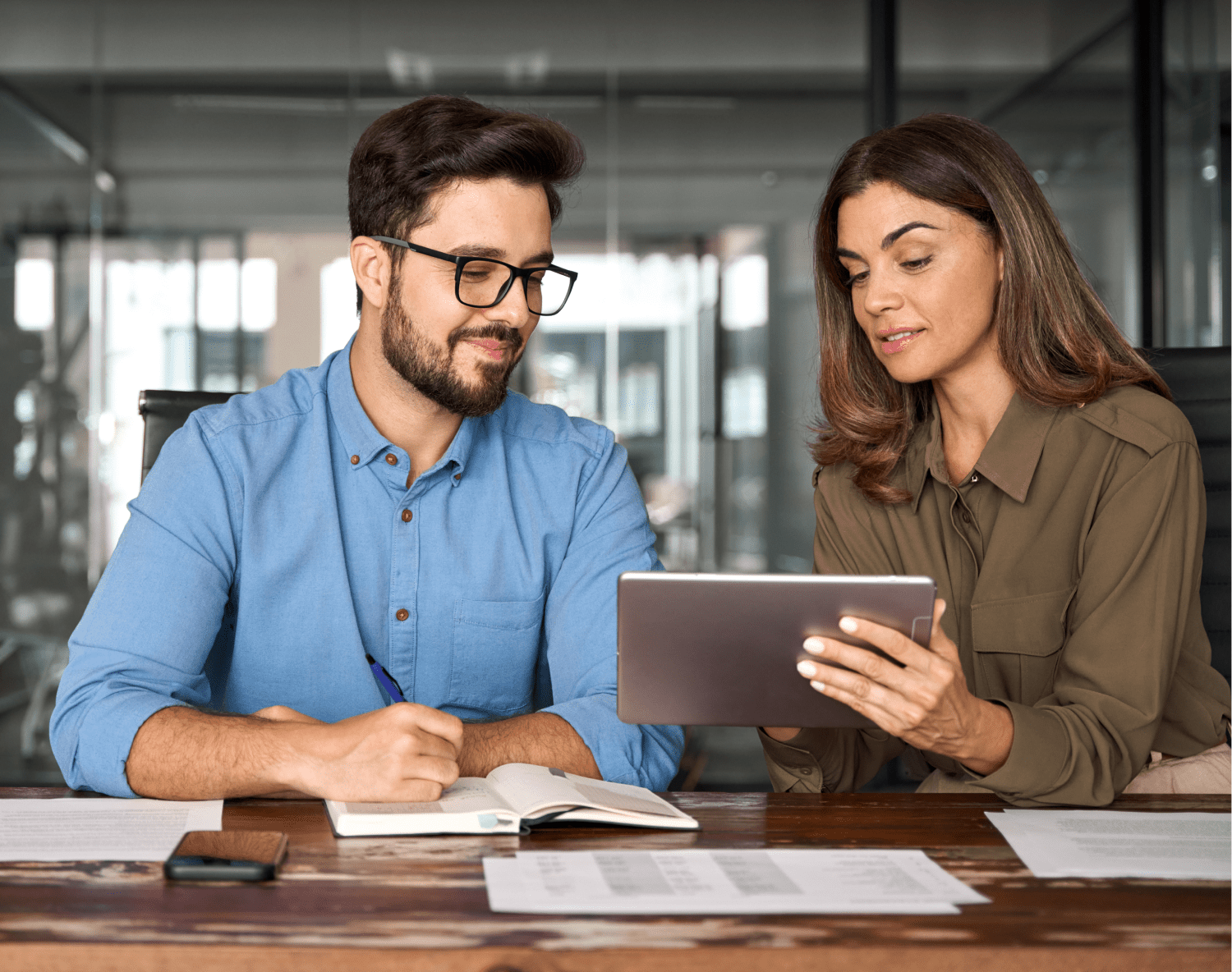 Dos personas mirando una tablet