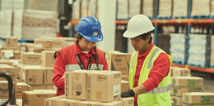 Operarios en bodega, organizando mercancia y verificando que todo este en orden 