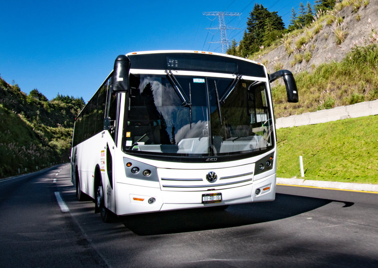 Bus de turismo blanco en movimiento.