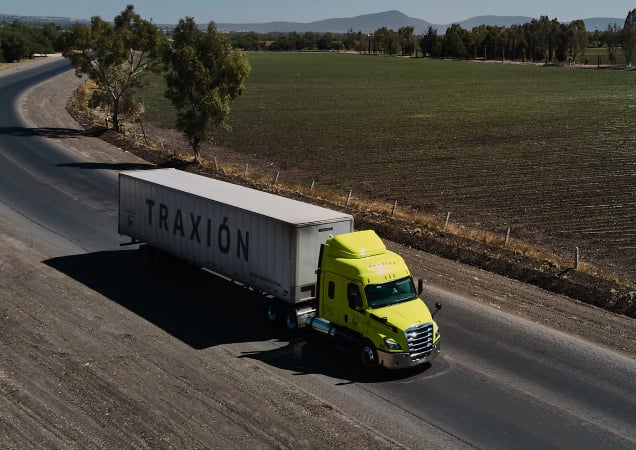 Camión con carga seca  en servicio