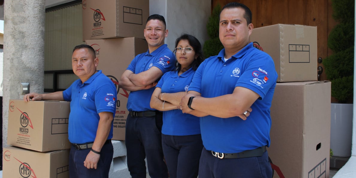 Equipo MyM by Traxión haciendo mudanzas con uniforme azul