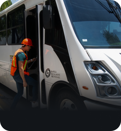 Operador de planta tomando el servicio de van como transporte de ayudantes 