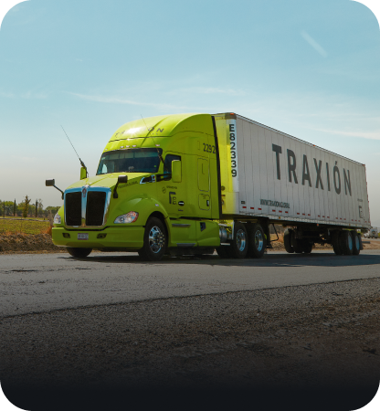 Trailer verde de Traxión con container blanco en una carretera de México 