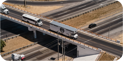 Camiones de mudanza de MyM by Traxión en un puente en carretera