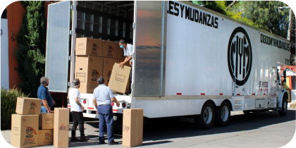 Operadores de MyM by Traxión cargando cajas de mudanza en un camión