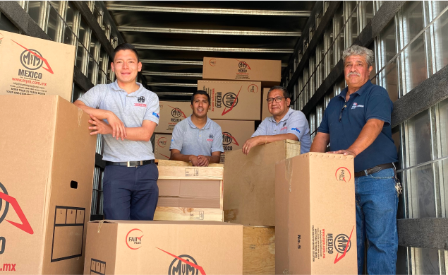 Equipo de operadores de MyM by Traxión organizando cajas en un camión