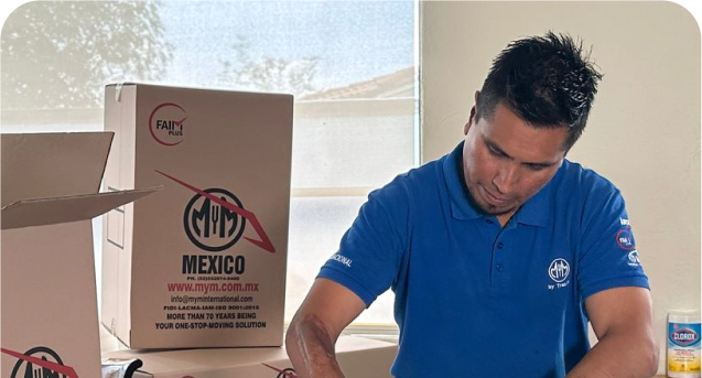 Operador de MyM by Traxión revisando cajas en uniforme azul