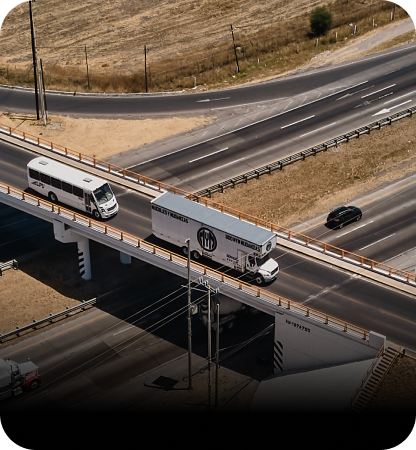 Camiones de mudanza MyM by Traxión transitando por carreteras