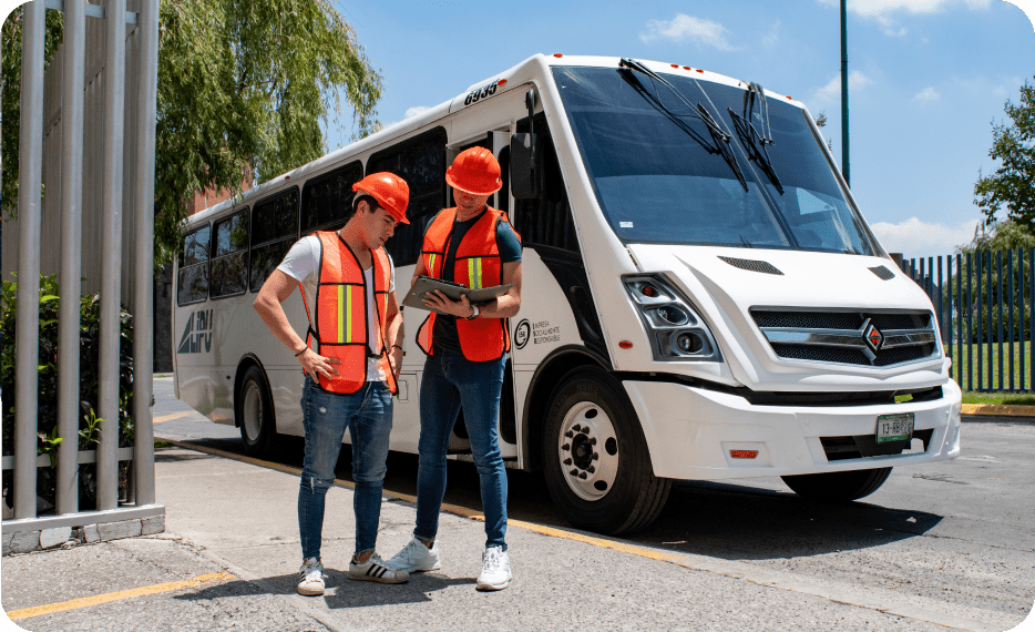 Dos personas listas para un servicio de transporte empresarial.