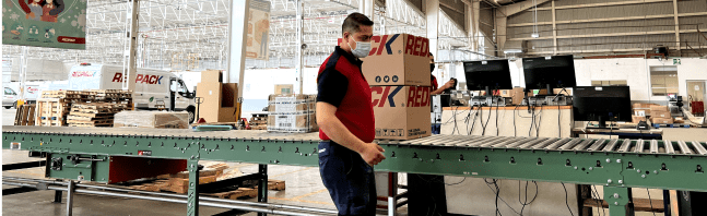 Centro de paquetería y mensajería Redpack con personal experto y calificado