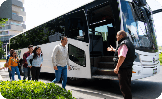 Personas de edad media subiendo a un autobús para un evento empresarial