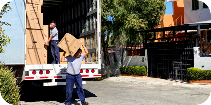 Camión de mudanza de MYM empresa de grupo Traxión realizando una mudanza