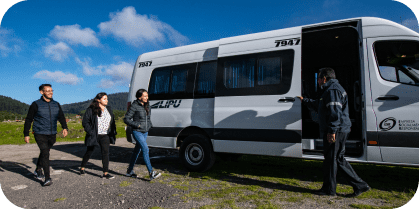 Van prestando servicio de transportes de turistas de un grupo de hoteles.