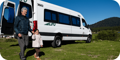 Una  niña y un adulto saliendo de una Van de Lipu-Traxión.