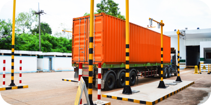 Tráiler con container naranja estacionado listo para  apoyo logístico.