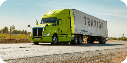 Trailer verde de Traxión con container blanco en una carretera de México 