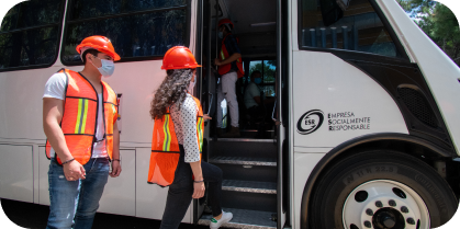 personal de una empresa que suben al bus contratado en LIPU de Traxión.