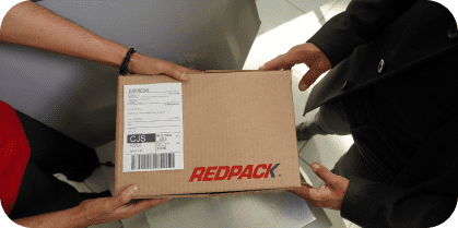 Caja pequeña siendo entregada por servicio de mensajería REDPACK 