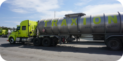 Tráiler especializado en el transporte de petroquímicos.