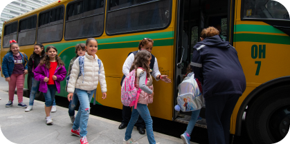 Transporte escolar, llevando a los estudiantes de un colegio en México