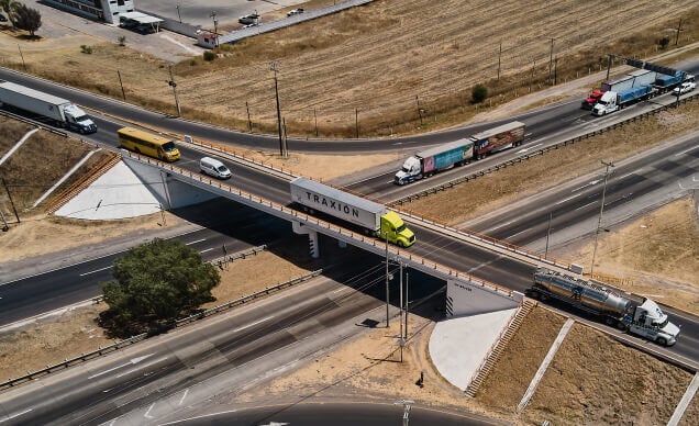 Carreteras con un flujo vehicular leve, transitando tractocamion Traxión 