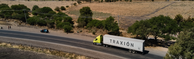 Tráiler de Traxión en ruta, prestando el servicio de transporte de carga seca.