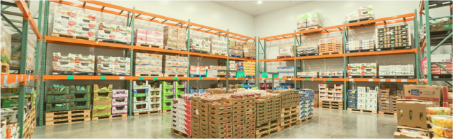 Bodega con almacenaje de alimentos perecederos altamente organizada 