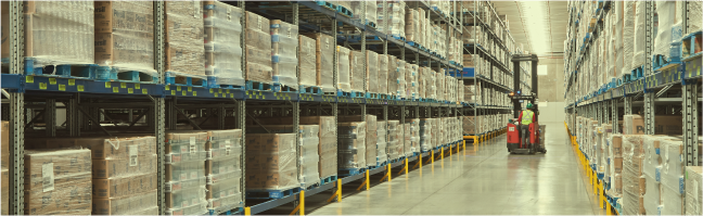 Bodega con estanteria en gran volumen almacenando mercancia en cajas de carton 