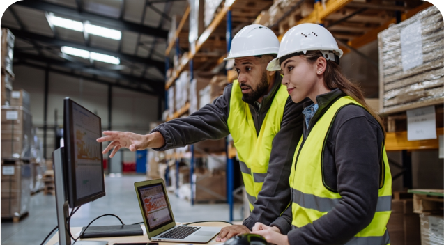 operadores Traxión Logistics verificando el proceso de distribucion de mercancía