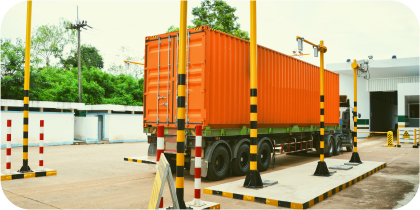 Container naraja con mercancia parado en el  estacionamiento de Traxión 